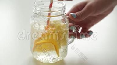<strong>一步一步</strong>地用柠檬和橘子配制鸡尾酒